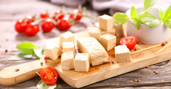 Soufflé di tofu con pomodoro, olive e basilico