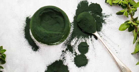 Spirulina: tutti i benefici per i capelli che non conoscevi