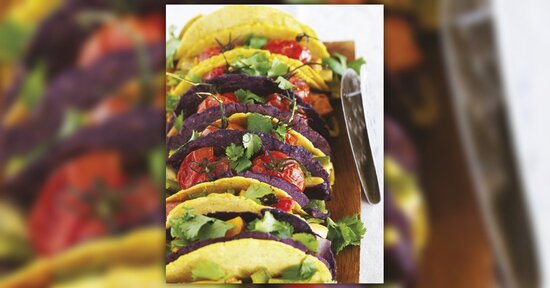 Tacos colorati con tortillas di mais, patate dolci, melanzane e peperoncini poblani