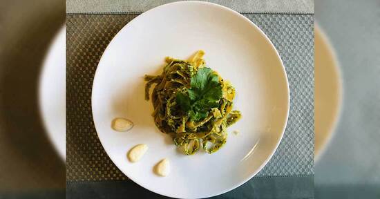 Tagliatelle di lenticchie rosse al pesto di rucola e mandorle