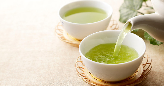 Tè verde: proprietà e controindicazioni di un superfood da non sottovalutare