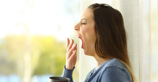 Ti svegli già stanco? La colpa potrebbe essere di cosa mangi (e a che ora)