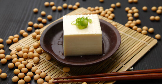 Tofu: dalla Cina al mondo occidentale, la storia e le varietà di un alimento vegetale versatile