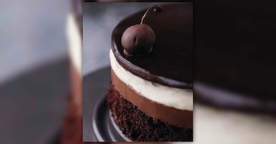 Torta a specchio al cioccolato e ciliegie