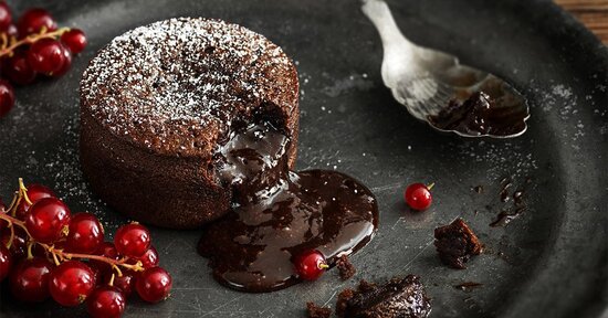 Tortino al cioccolato dal cuore morbido senza farina e senza zucchero: la ricetta light