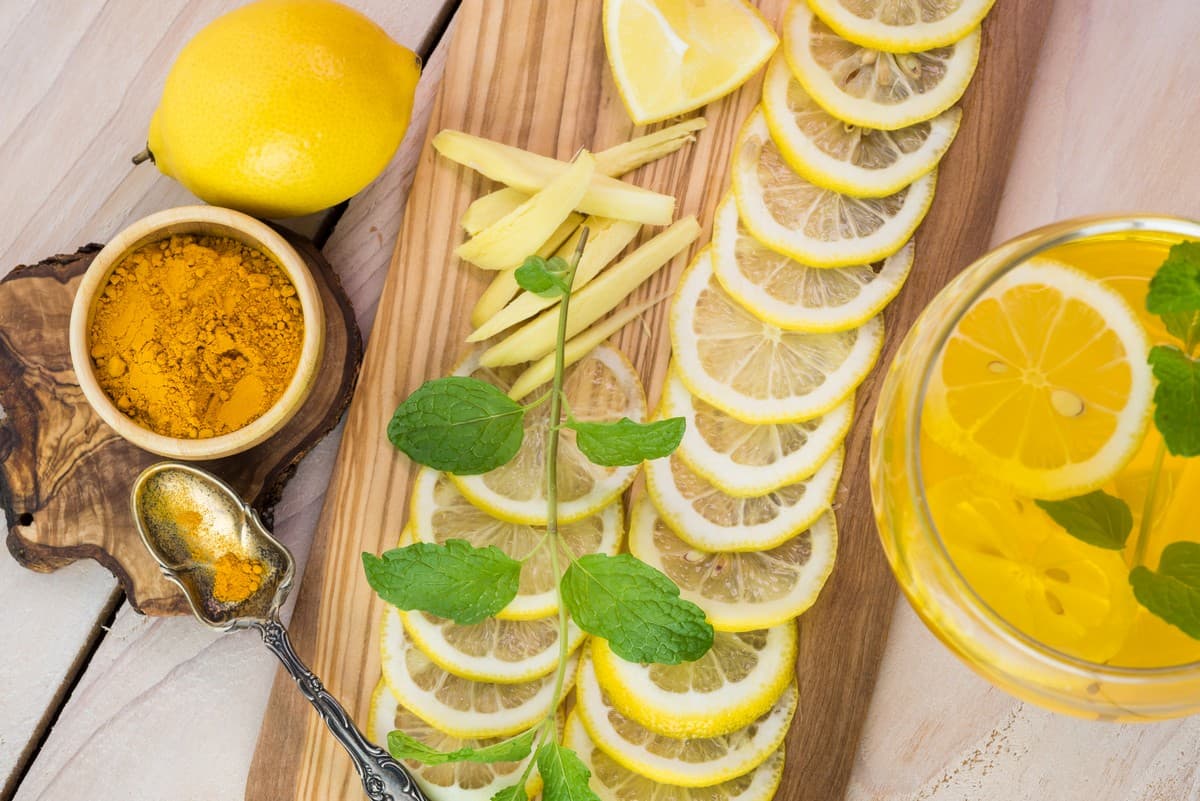 Acqua antinfiammatoria agli agrumi e curcuma