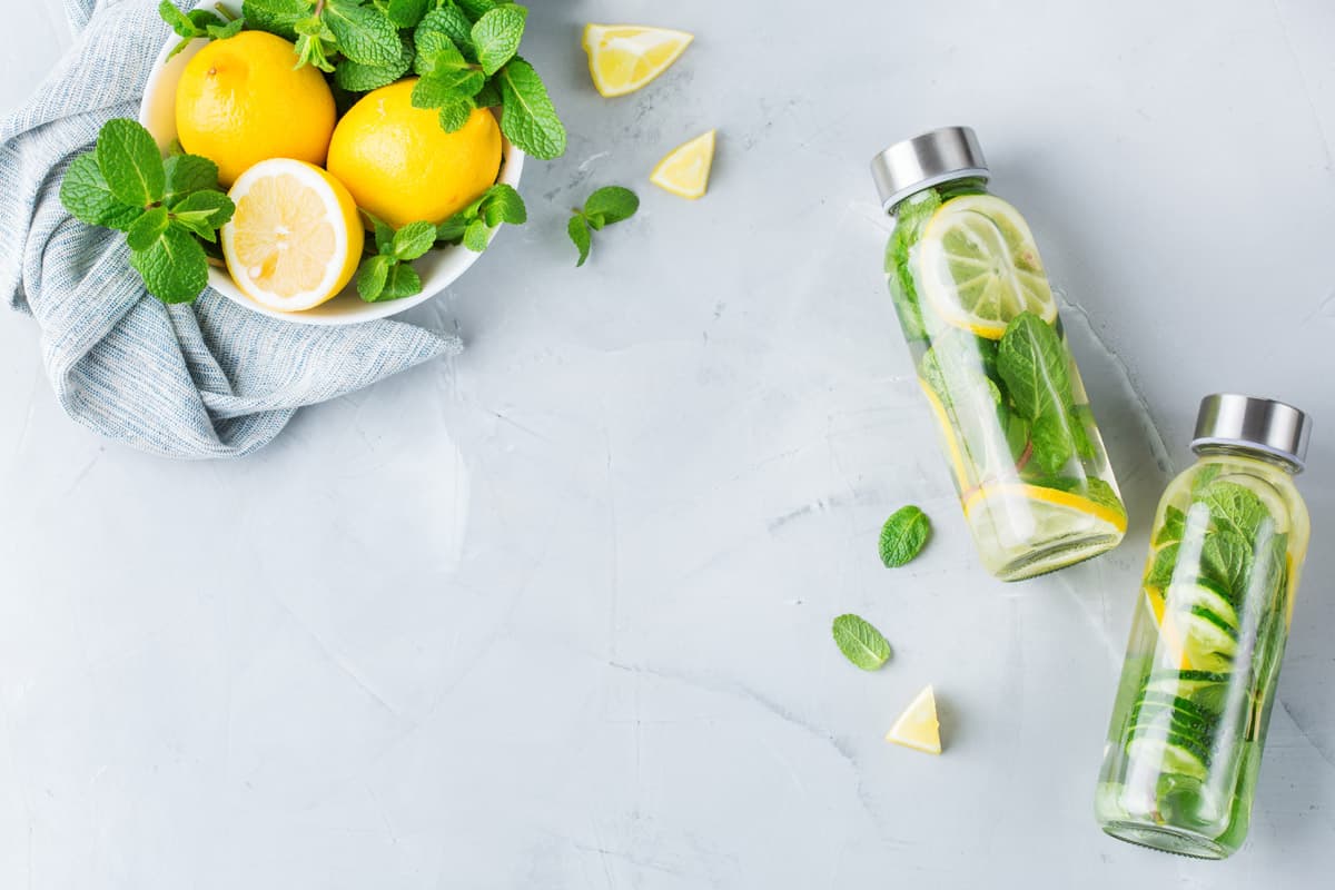 Acqua aromatizzata detox al limone, zenzero e menta