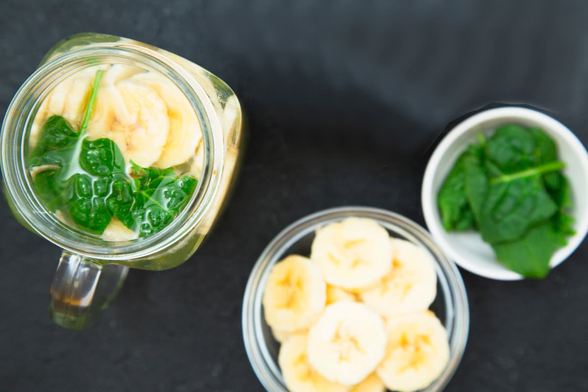 Acqua aromatizzata agli spinaci, banane e menta