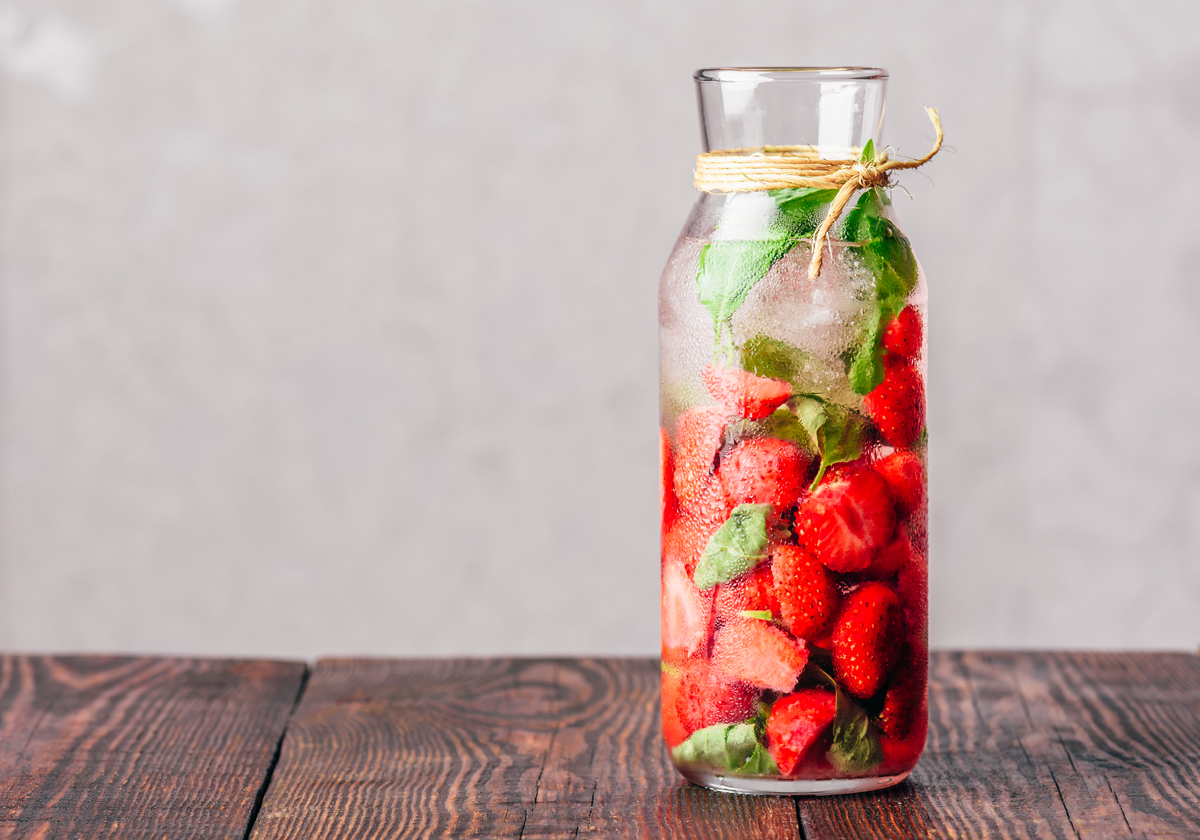 Acqua aromatizzata con Spirulina, fragole e basilico
