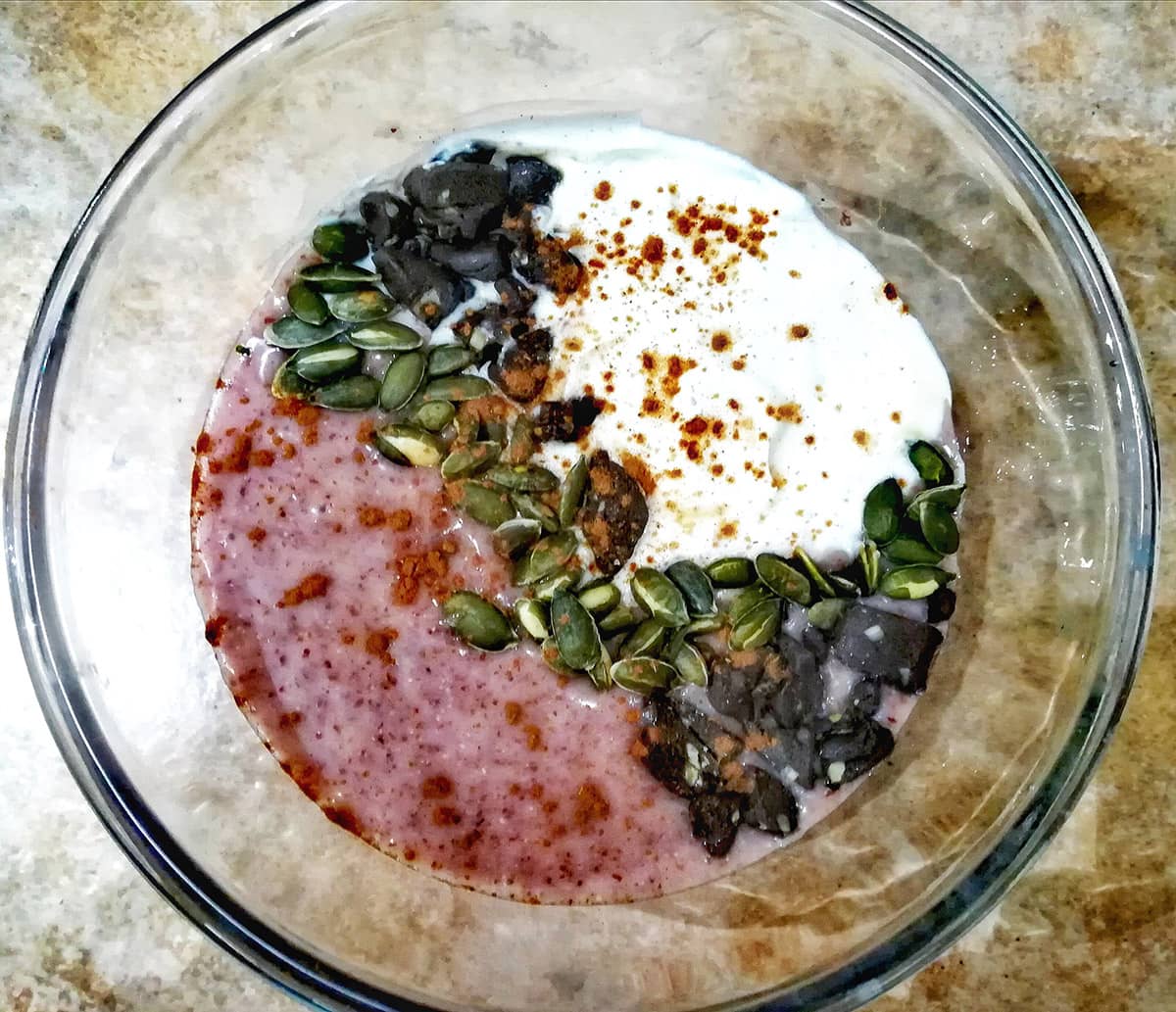 Bowl di crema di riso rosso al cocco, cannella, yogurt e superfood