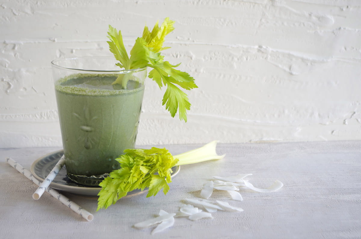 Green Smoothie al sedano rapa e cocco