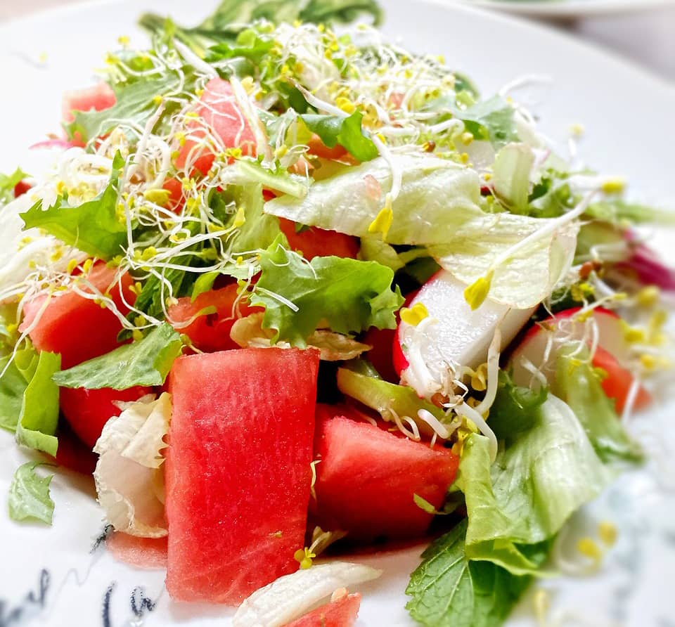 Insalata di anguria e verdure estive