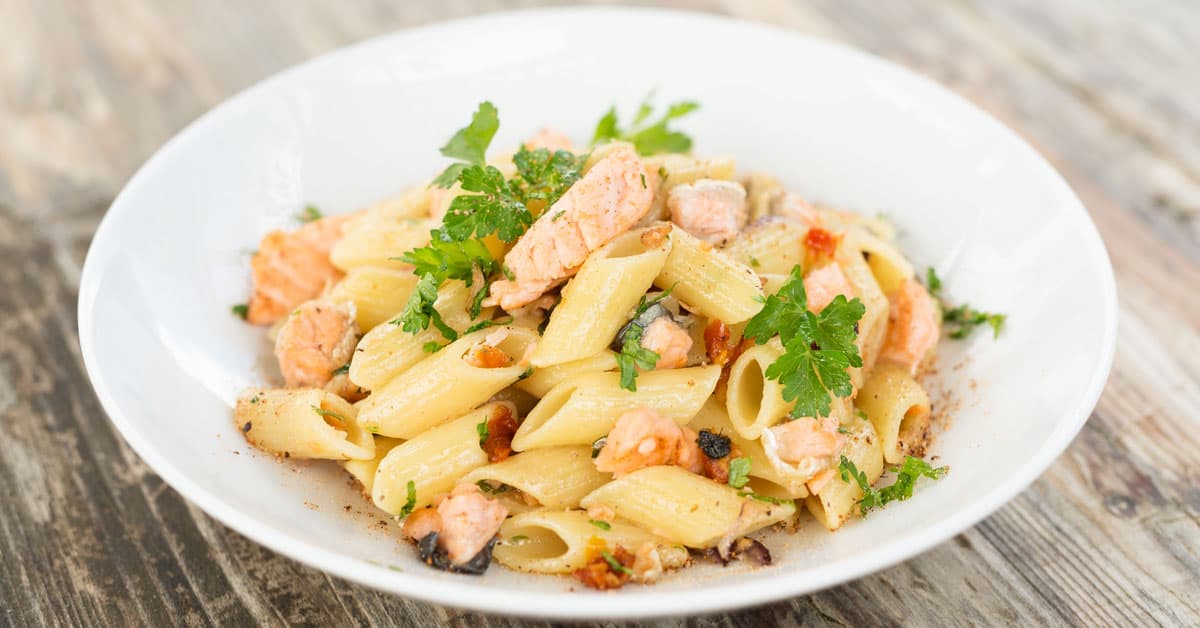 Penne di piselli al salmone e taggiasche