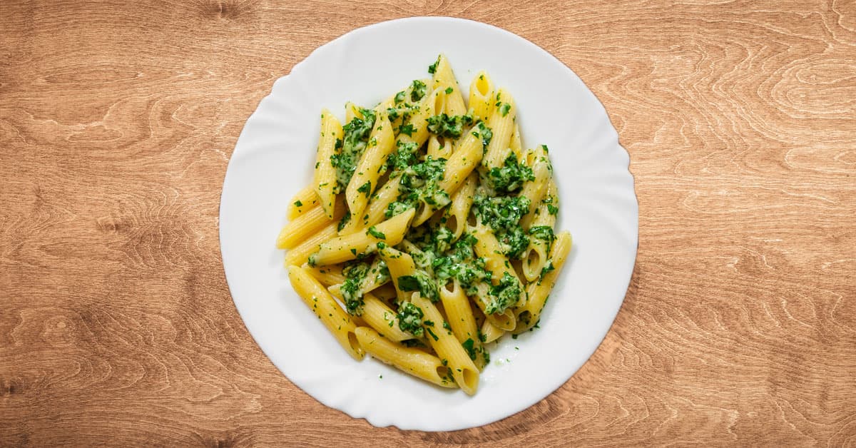 Penne di piselli allo zafferano con pesto di cavolo nero