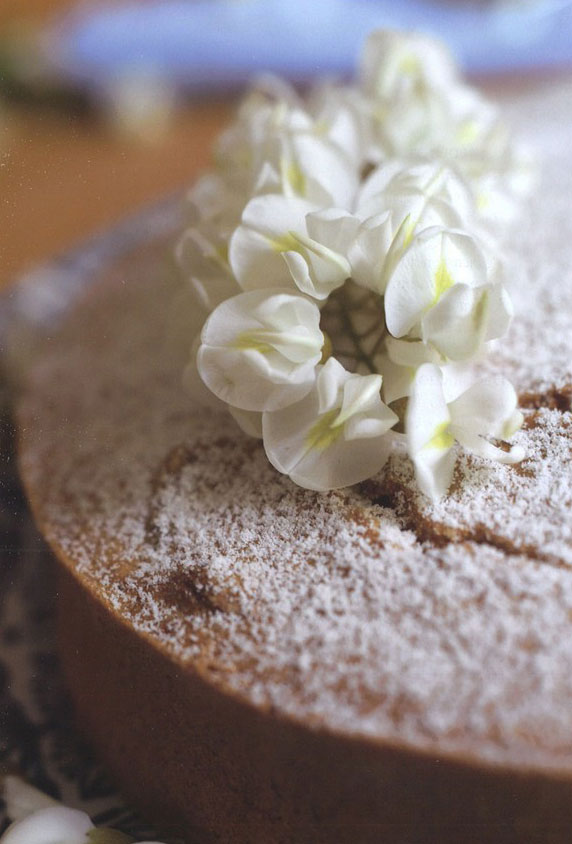 Torta ai fiori d'acacia