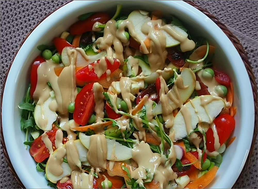 Insalata agrodolce con crema al sesamo