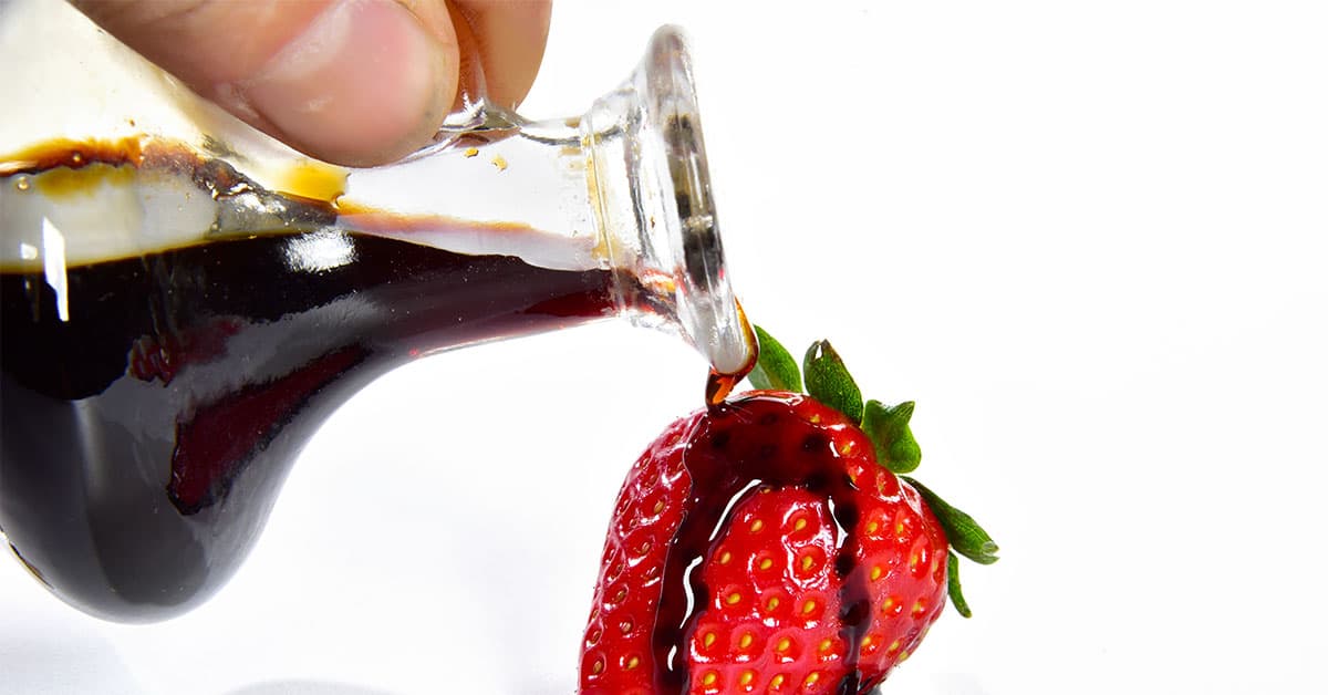 Aceto balsamico su una fragola