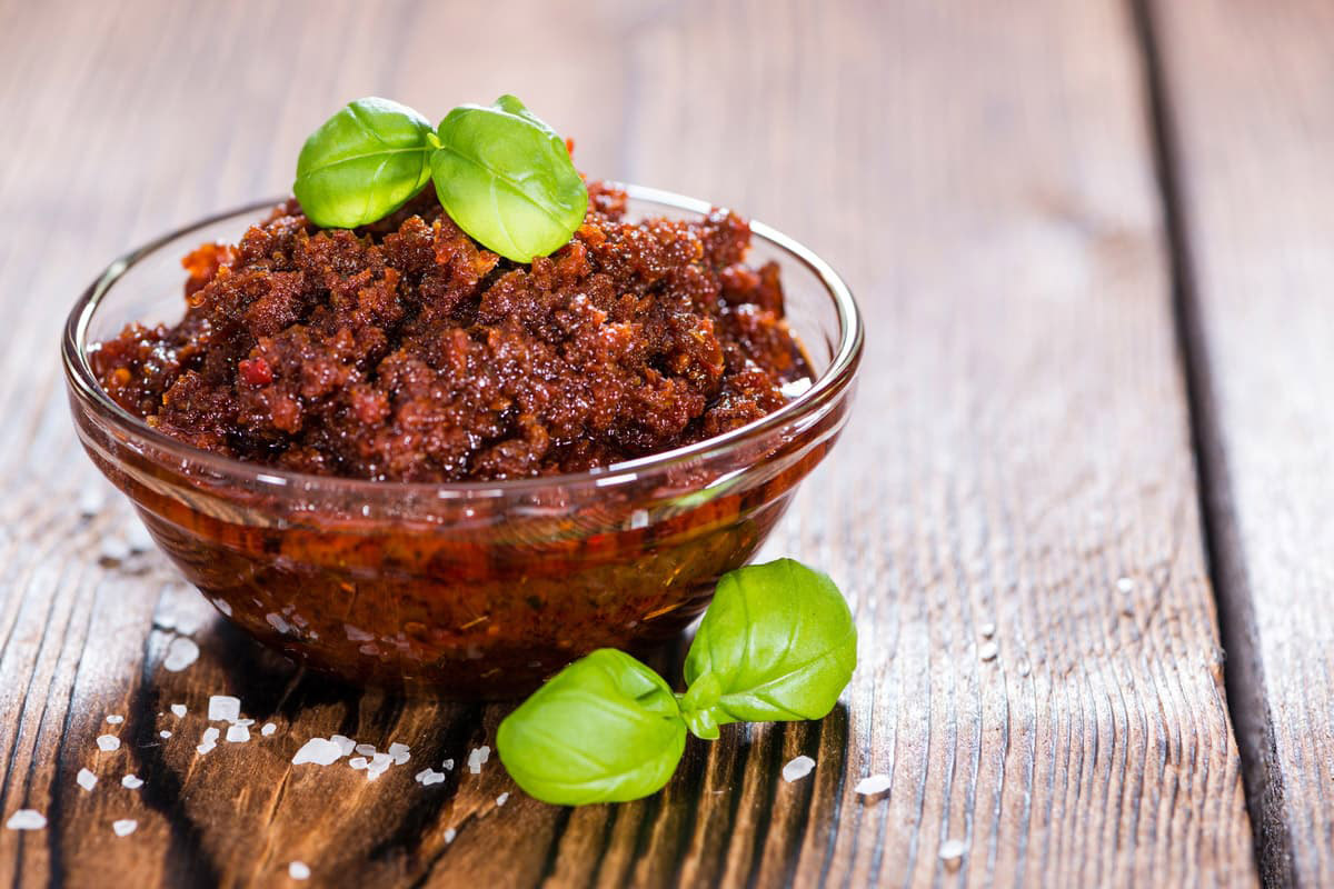 Pesto alla siciliana con pomodori secchi ed erba d'orzo