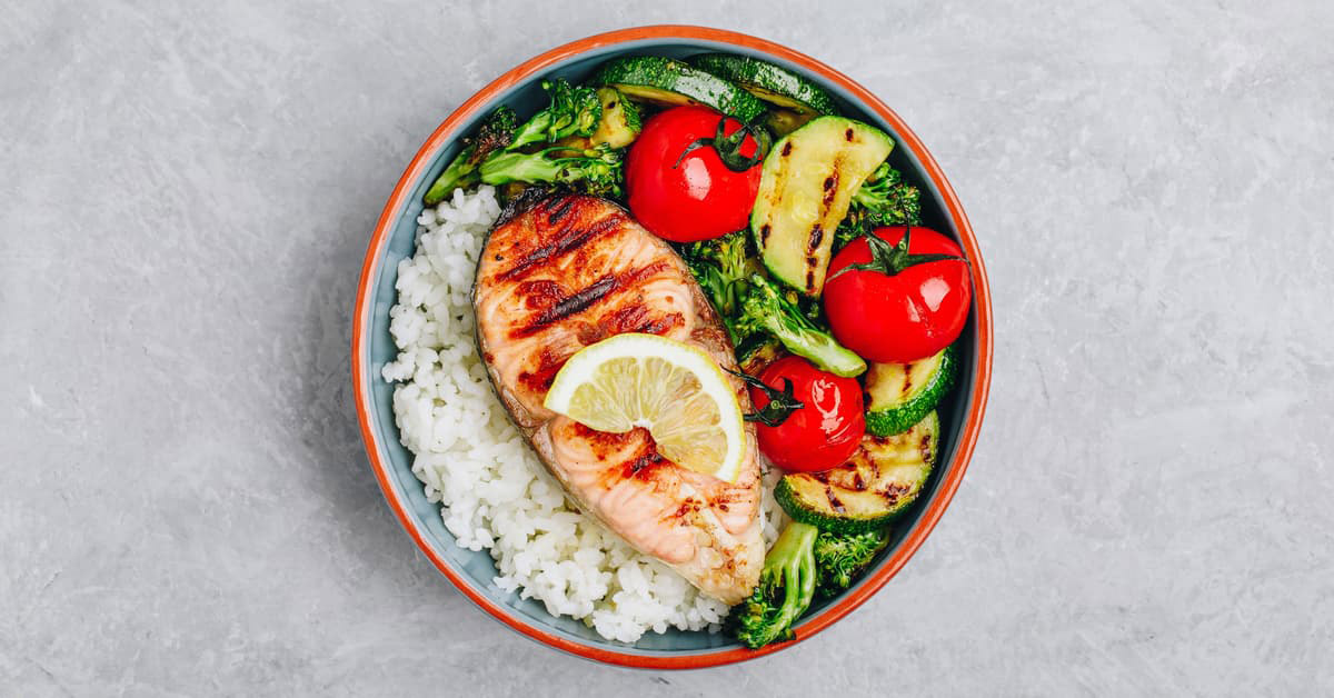 Insalata di avena con salmone affumicato e zucchine