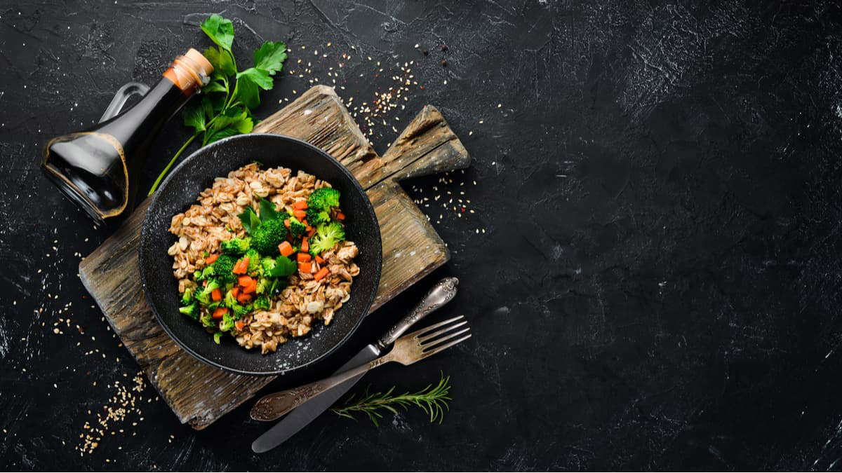 Insalata di avena fredda con verdure