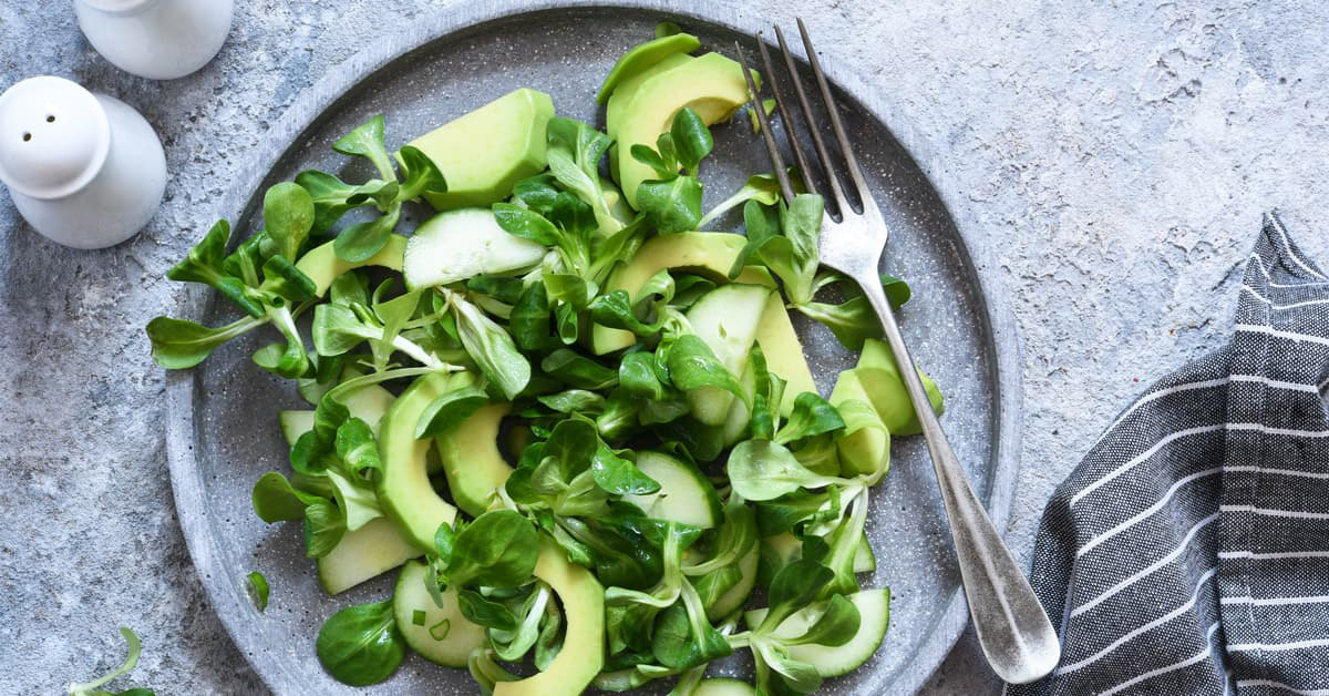 Insalata di cetrioli, avocado e songino agrodolce