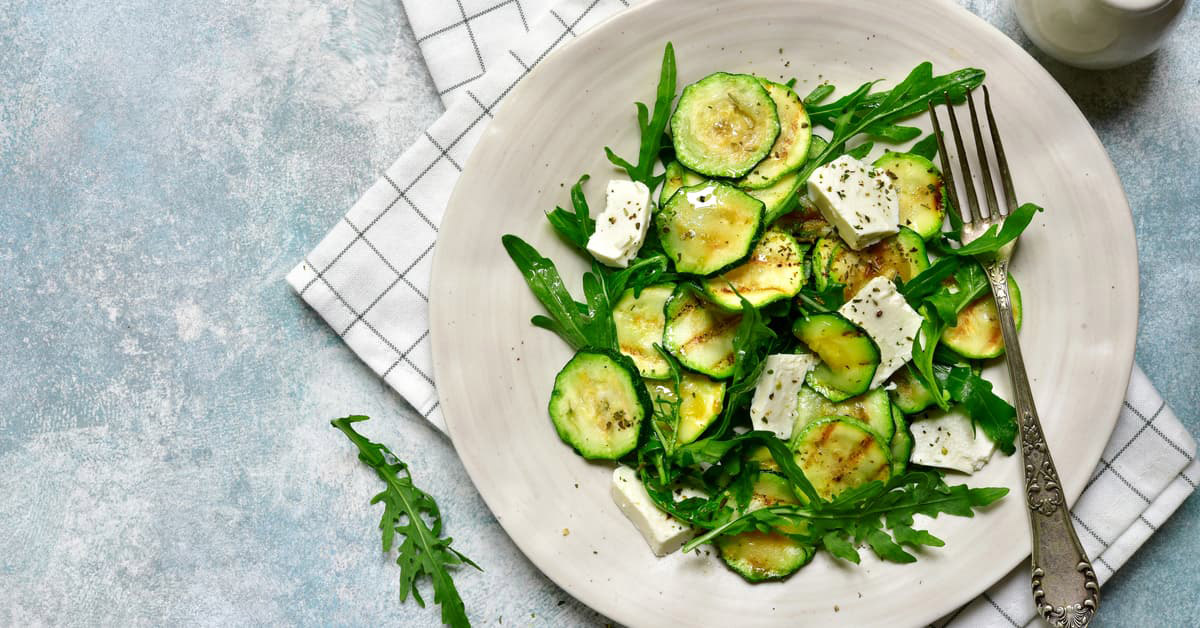 Insalata di zucchine con aceto di kiwi e parmigiano