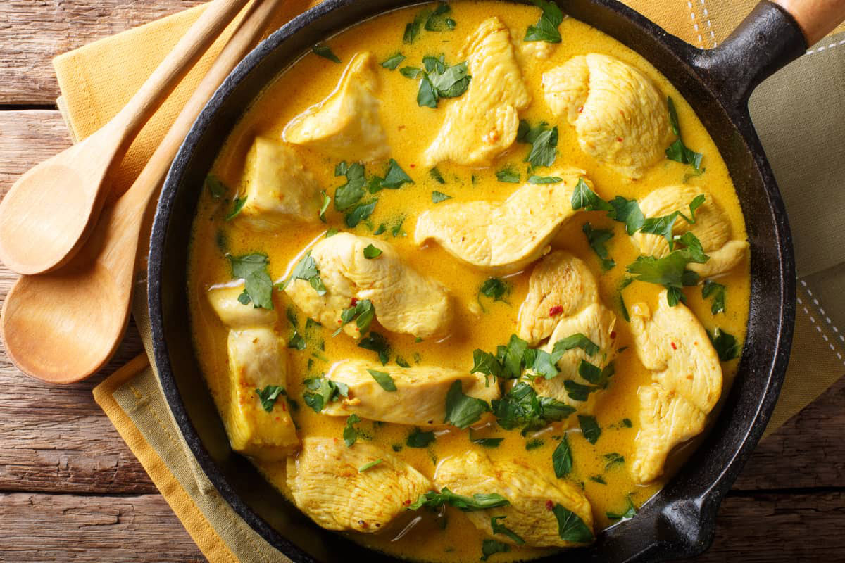 Pollo al cocco e curcuma