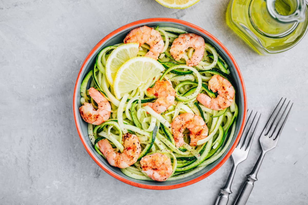Spaghetti con pesto di pistacchi, gamberetti e limone