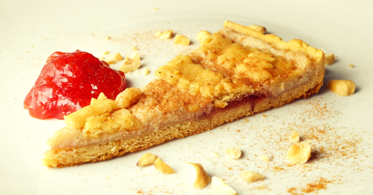 Crostata con crema di pere e nocciole