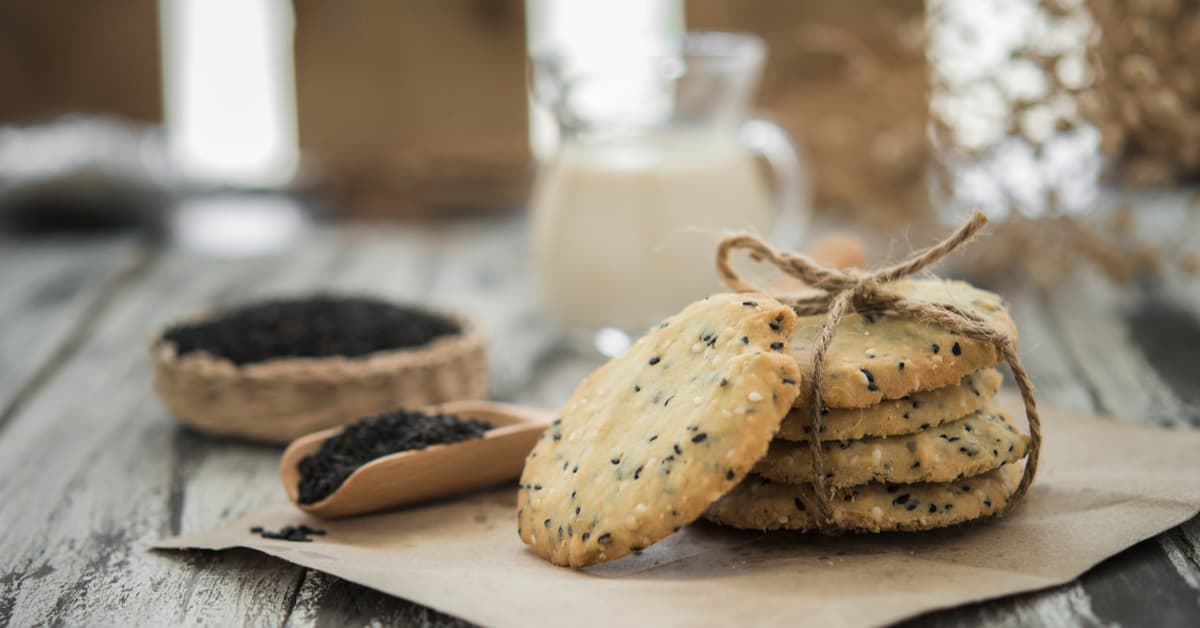 Biscotti con sesamo nero e miele