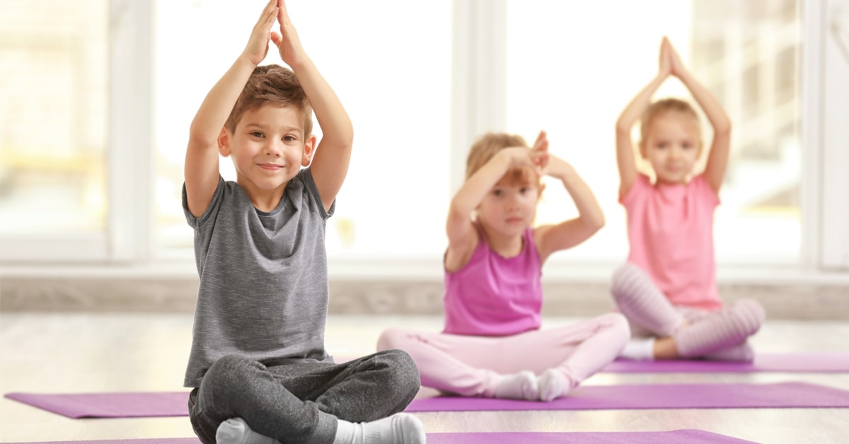 Bambini che fanno yoga a casa