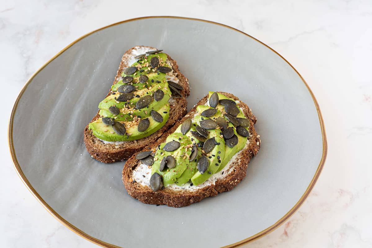 Crostini di pane nero, avocado e semi di zucca