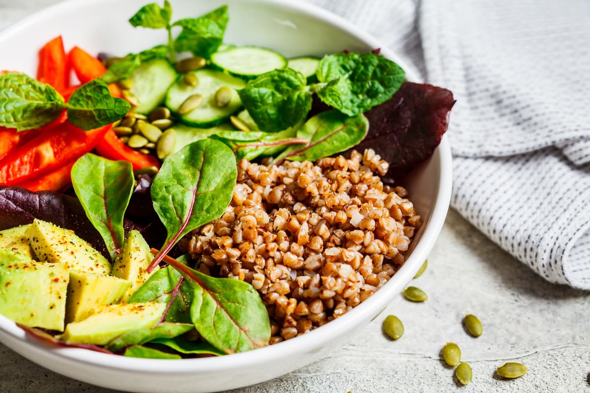 Insalata di cereali misti con avocado