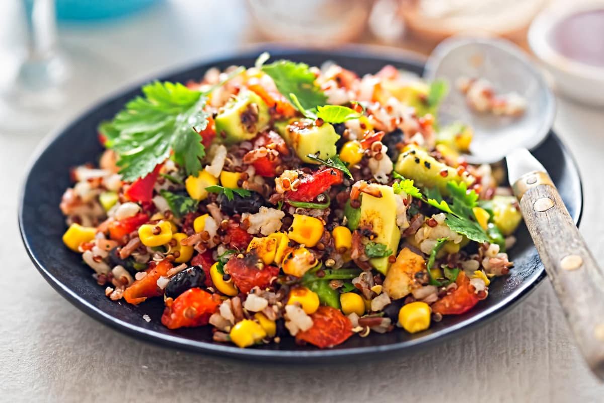 Insalata di grano saraceno, verdure e mais