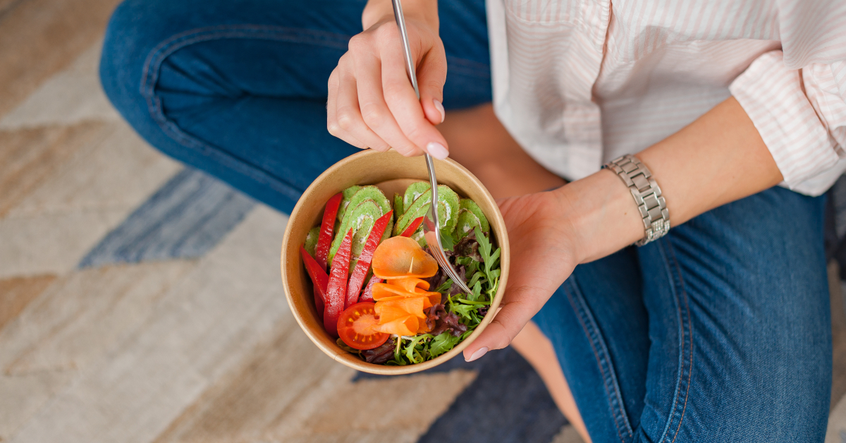 L'alimentazione per alleviare la stanchezza surrenale è ricca di proteine, vegetali e cereali integrali