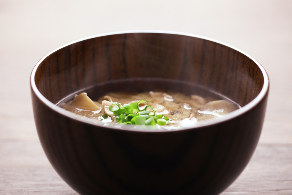 Zuppa di miso con maitake e topinambur