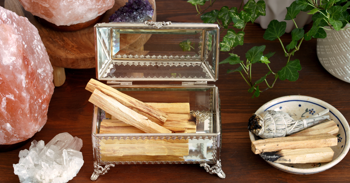 Il legnetto del Palo santo si ricava solo da piante cadute naturalmente nella foresta tropicale.