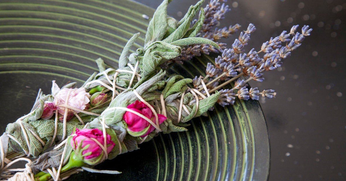 Lo smudge di Salvia bianca può essere arricchito con piante officinali, quali Rosmarino o Lavanda
