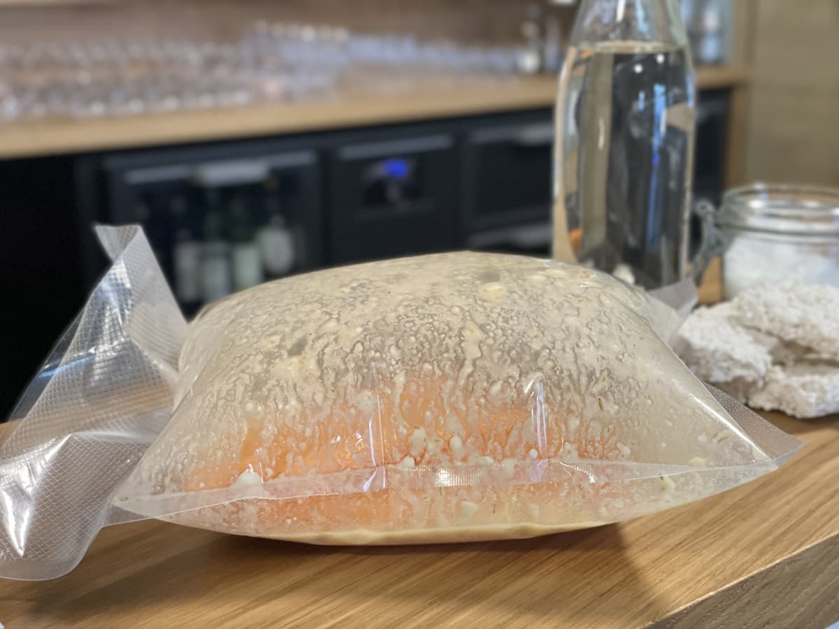 Sacchetto con carote marinate insieme a Shio Koji