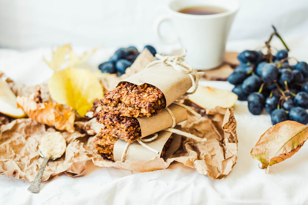 Barrette di muesli con sfondo autunnale