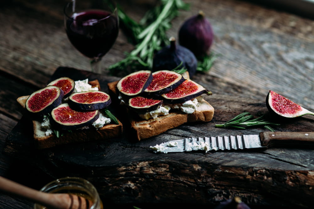 Toast con fichi e crema di feta