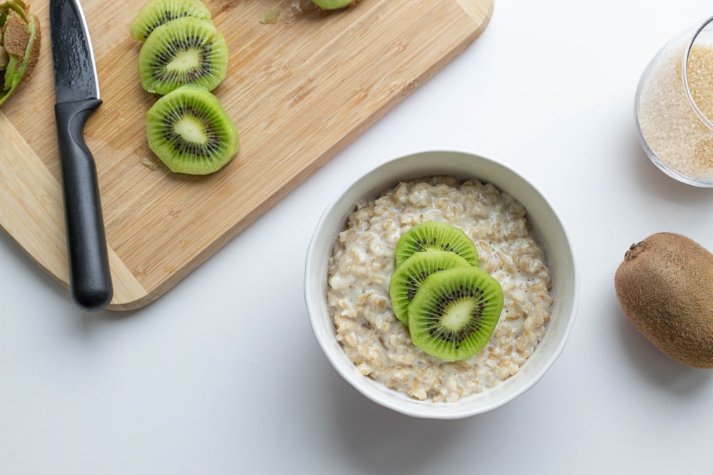 Orzotto con kiwi e mandorle