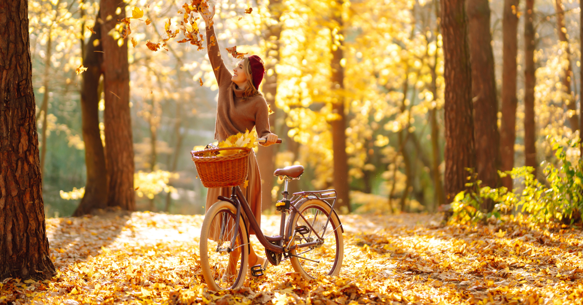 Donna in un bosco in autunno