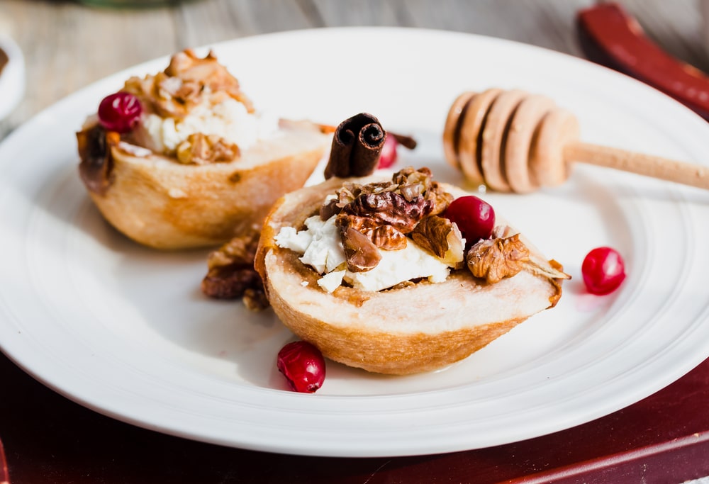 Pere al forno con ricotta, noci, miele e mirtilli rossi