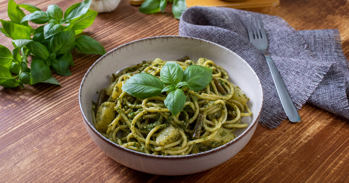 Bucatini con pesto di cavolo e patate dolci