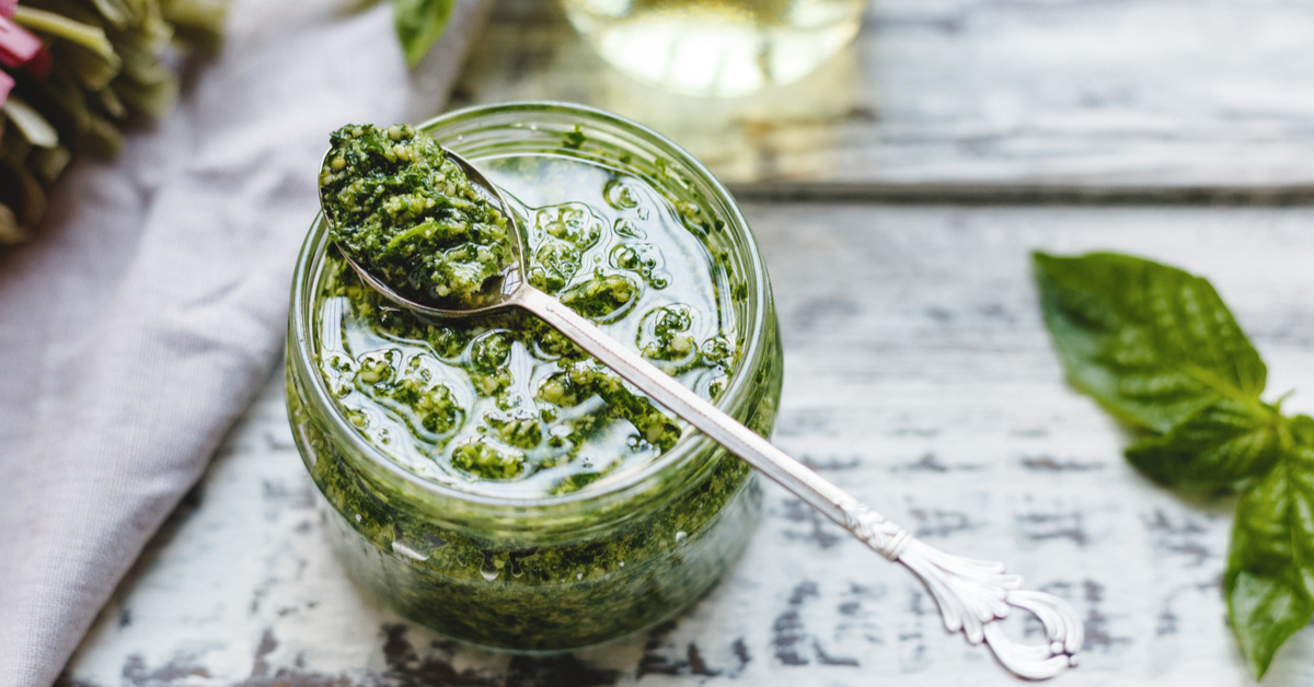 pesto di cavolo nero in un barattolo di vetro 