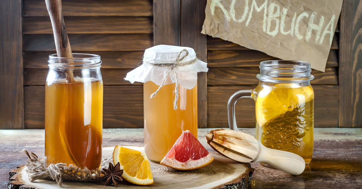tre barattoli pieni di kombucha