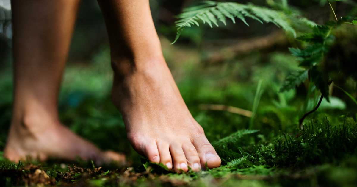 Camminare a piedi nudi, earthing, permette di venire a contatto con microrganismi buoni che possono migliorare la composizione del microbiota della pelle