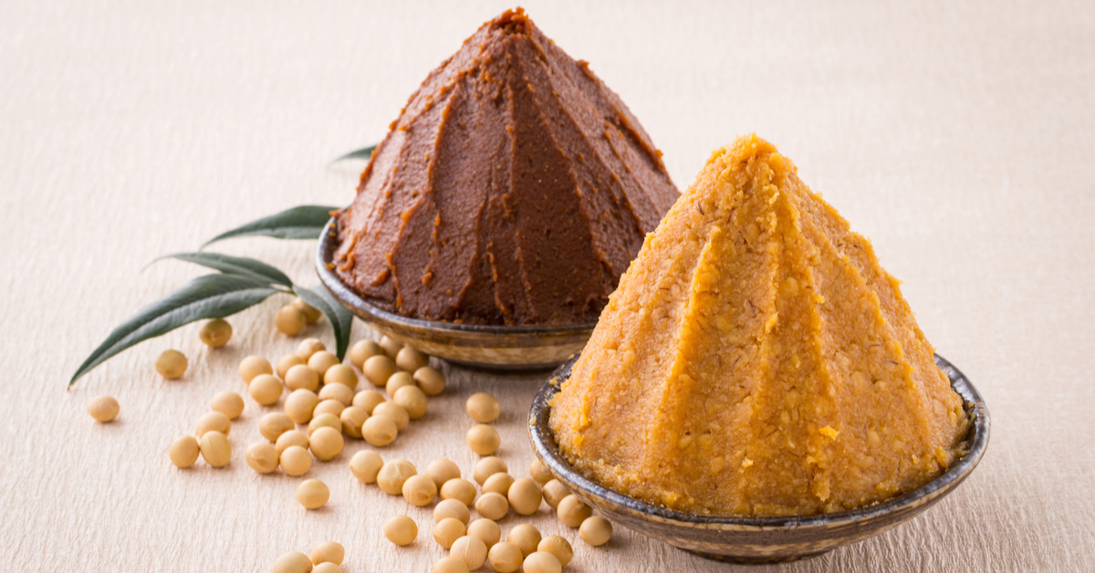 Ciotole piene di miso bianco e nero
