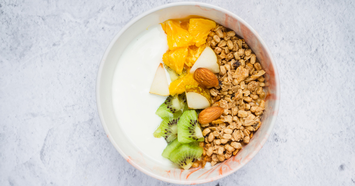 muesli con yogurt, arance e kiwi